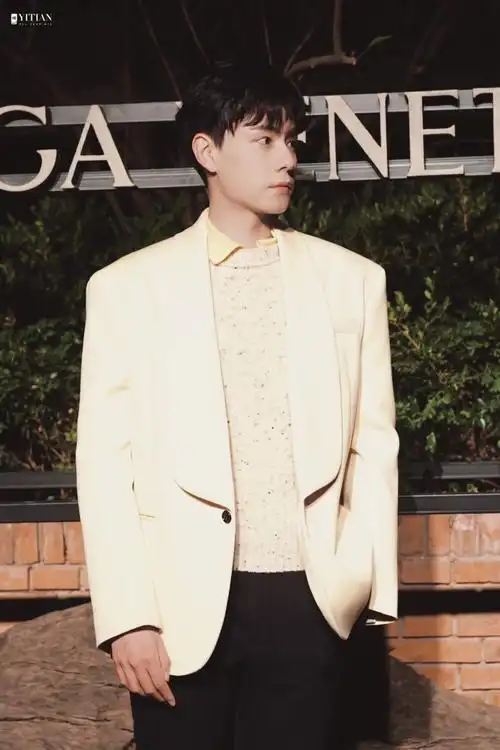 bv北京时装秀##胡一天不热吗##胡一天洋甘菊色西装