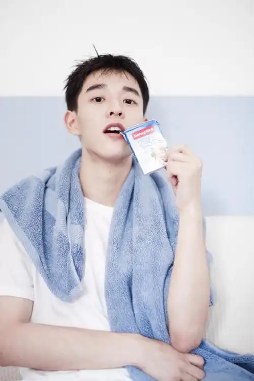 小鲜肉帅哥当红小鲜肉男神帅哥养眼生活写真照片帅哥猛男文章小虾米