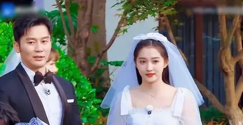 《奔跑吧》杨颖短款婚纱显甜美,关晓彤却婚纱配短裤