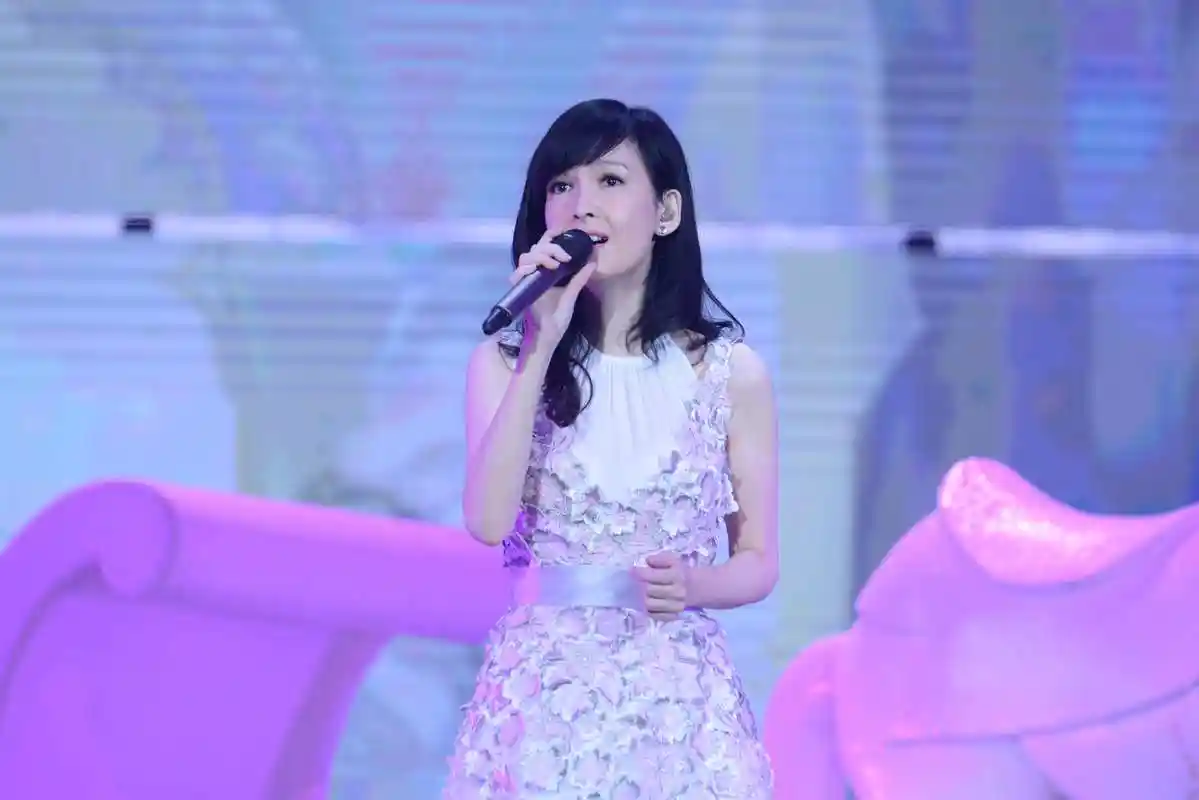 "冻龄女神"周慧敏首秀江苏春晚