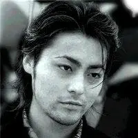 求一张热血高校芹泽多摩雄霸气黑白照片类似如