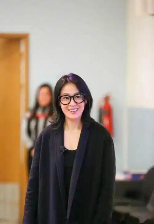 51岁的刘若英近况,依然温柔似女神,长着一张没有被岁月欺负过的脸.