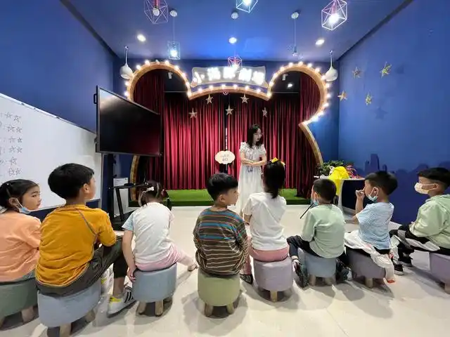 能够锻炼孩子的整体气质以及胆量和口才,可以给孩子报少儿小主持培训