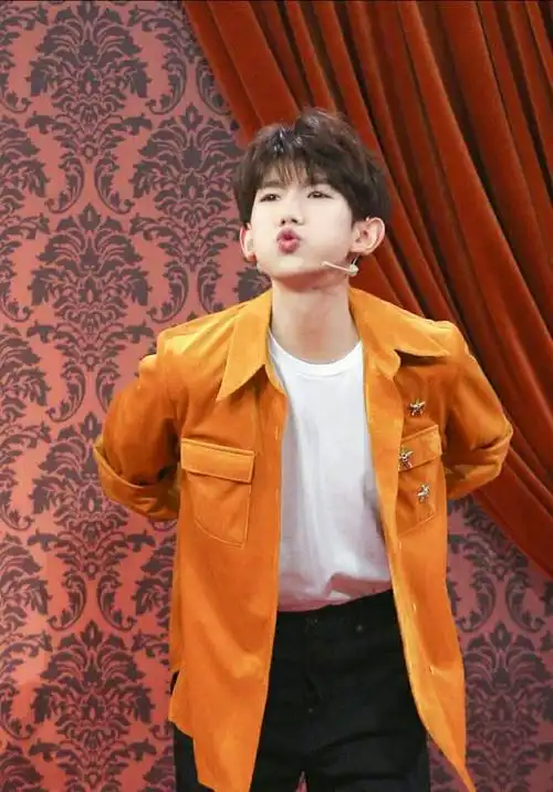 王源为扮酷,毛衣都穿上了,这么厚得出痱子吧?