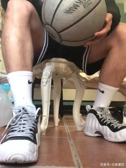 体育生集体大脚摆拍面对这样的pose秀你可以吗