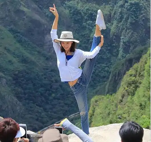 金晨何止会"八段锦"功法,她的"一字马"姿态更令人叹为观止