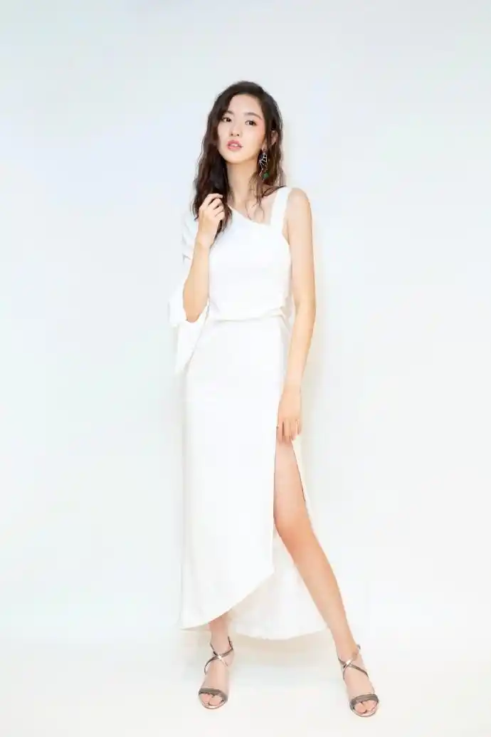 王玉雯一袭白色斜露肩开叉连衣裙清新又性感妥妥的女神形象