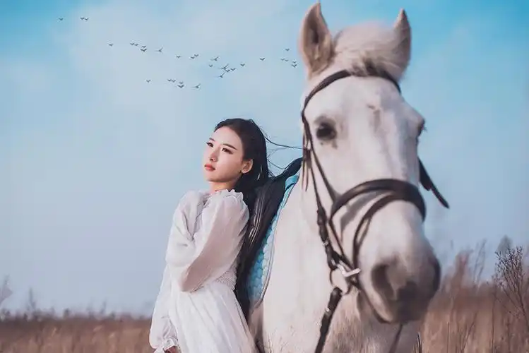 身骑白马,化身公主,——白马女