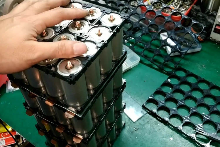 第一次自己组装了一个48v20a的电动车锂电池总共花了850