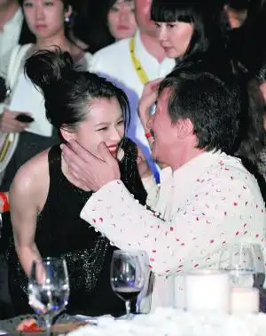 成龙大秀"徐静蕾式的亲吻"的狡猾用意