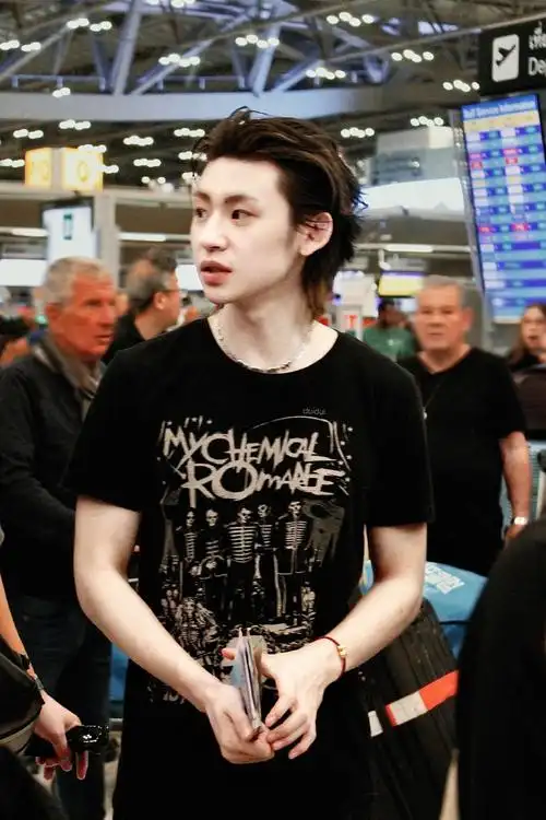 小鬼泰国出发回国#  小鬼王琳凯泰国7615北京饭拍  好嫩的少年感