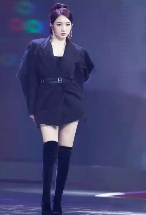 孟美岐将"毒液袜"当鞋穿,就为秀出"肉肉腿",网友:肉真多