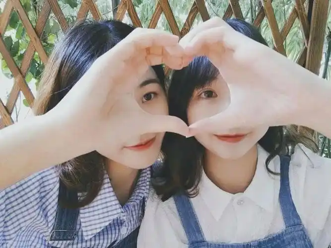 闺蜜九宫格自拍合照!pose这样摆最好看!__财经头条