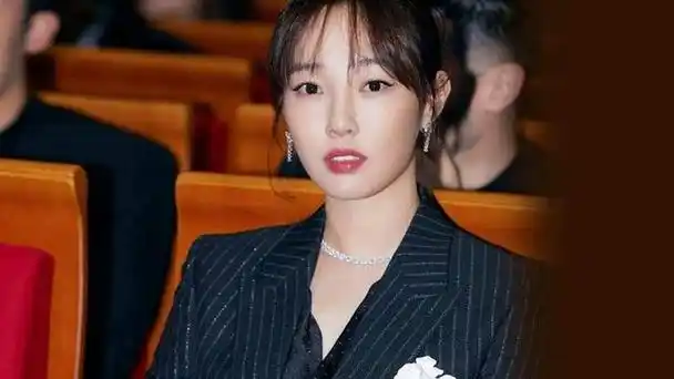 白百何与好友聚餐照曝光:抽烟喝酒还抠鼻子,头发乱遭有点邋遢