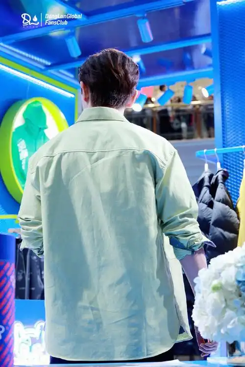 邓伦[超话]#满满安全感的背影