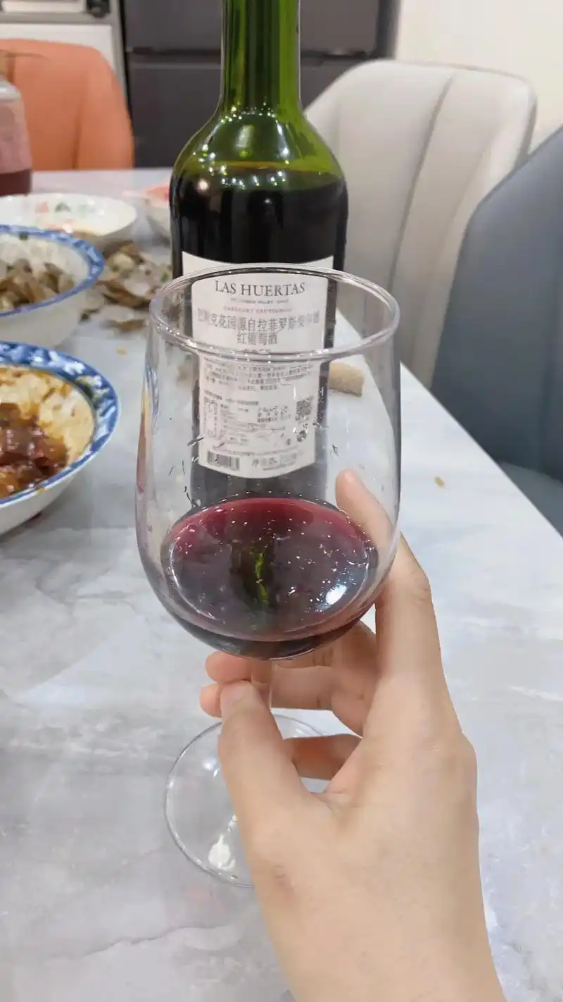 第一次在家一起喝酒,碰个杯,一切尽在不言中,愿以后我们越来越 - 抖音