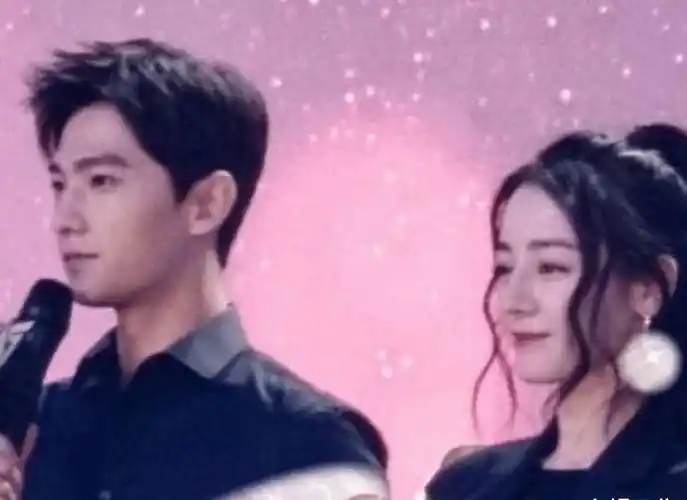 《你是我的荣耀》路透,迪丽热巴杨洋对视,两人这眼神没搞错吧?