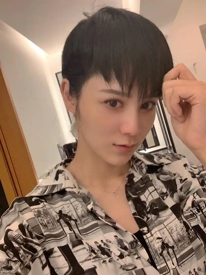 林峯娇妻张馨月晒自拍 短发造型自称男仔