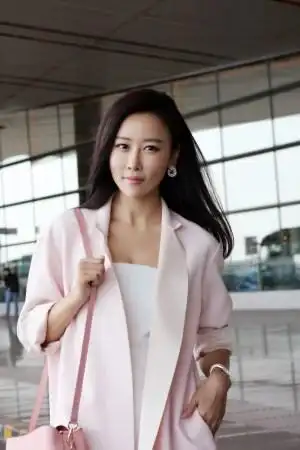 毛俊杰启程戛纳国际电影节 淡粉风衣亮相机场