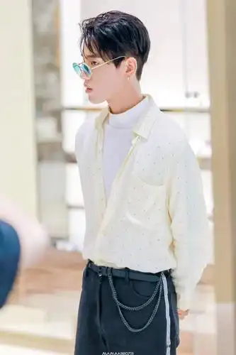 王子异出席新店开业活动墨镜酷bro交到新朋友一秒变甜崽