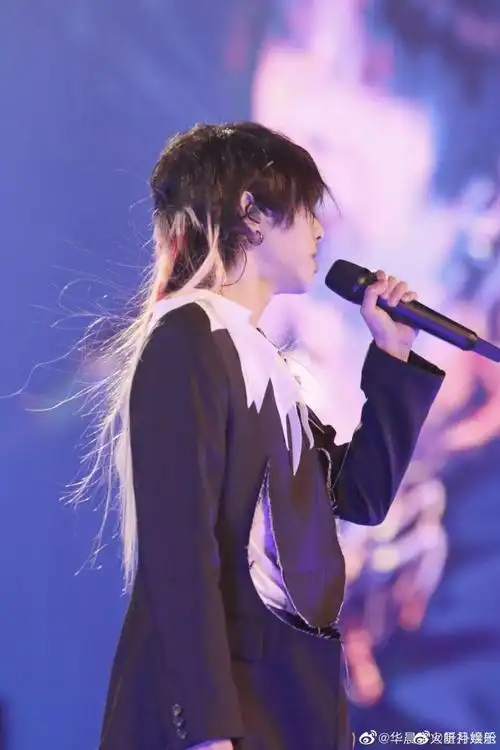 华晨宇演唱会头发起静电##华晨宇帅炸了