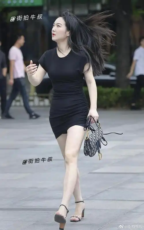 亮钻高跟凉鞋搭配黑色短裙,成熟漂亮__财经头条