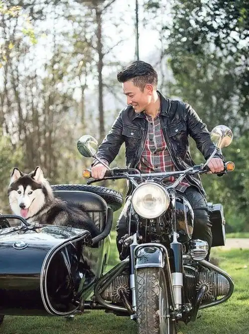 大写的敬业!刘德华40℃高温穿皮衣拍广告