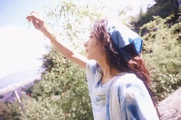 赵丽颖工作室晒庆生照穿蓝色吊带裙甜美如精灵