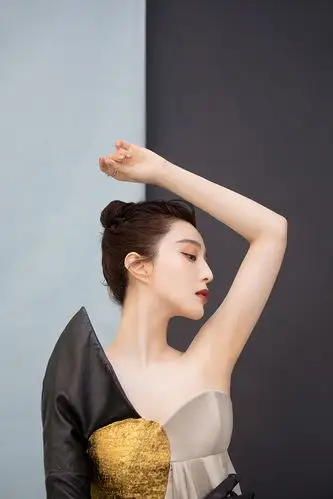 1/ 12 搜狐娱乐讯 2020年11月17日,范冰冰亮相22020ellemen睿士电影