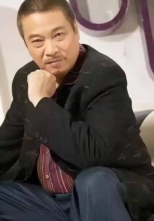 吴孟达:年轻任性,69岁养3个女人5个孩子,一年拍戏30部不敢停_麦莉莉