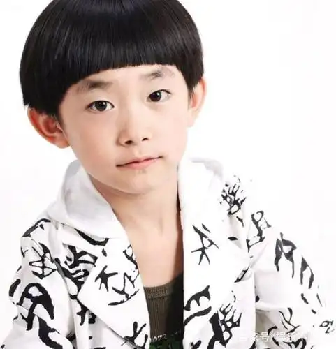 易烊千玺重现锅盖头发型,和小时候比千差万别