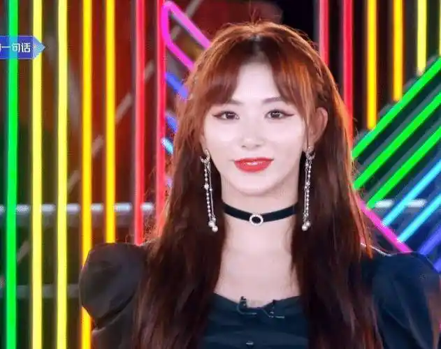 原创青2首届联欢会来啦刘雨昕坐第一排孔雪儿的座位却很难找