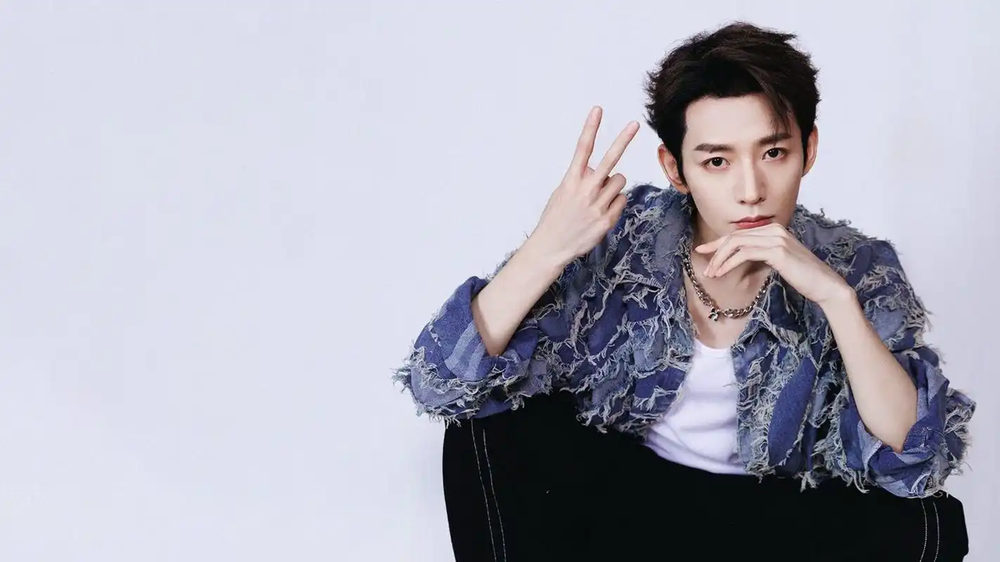 96为子的高清壁纸 每一套造型都绝了 为子真是360°无死角的帅气 每