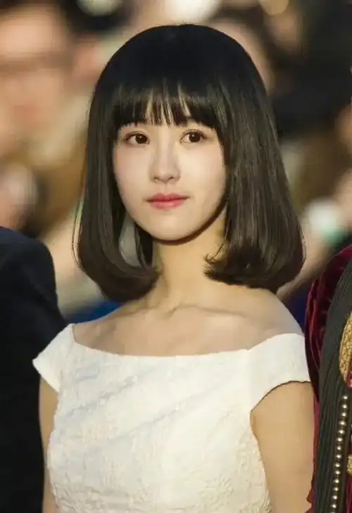 看着这张照片,陈都灵的眼睛真的是那么的明亮,让人心驰神往.