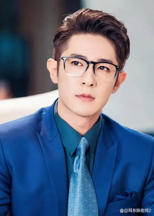 在视频中,女方腹部凸起,季肖冰途轻抚女友后背,两人当街接吻并一起