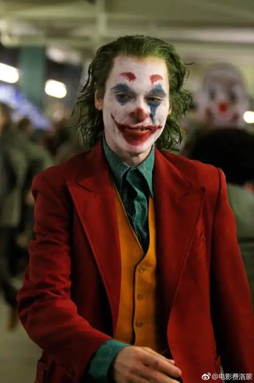 影帝杰昆·菲尼克斯主演《小丑》曝光全新极清片场照