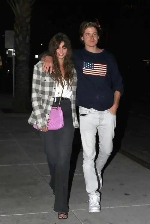 taylor hill 街拍,和男友在西好莱坞外出