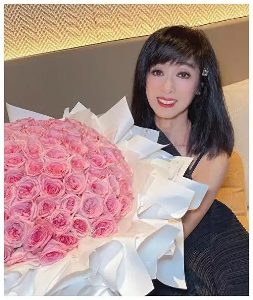 68岁米雪近照脸颊暴瘦!脖子青筋暴起眼睛大到吓人,网友忧其健康