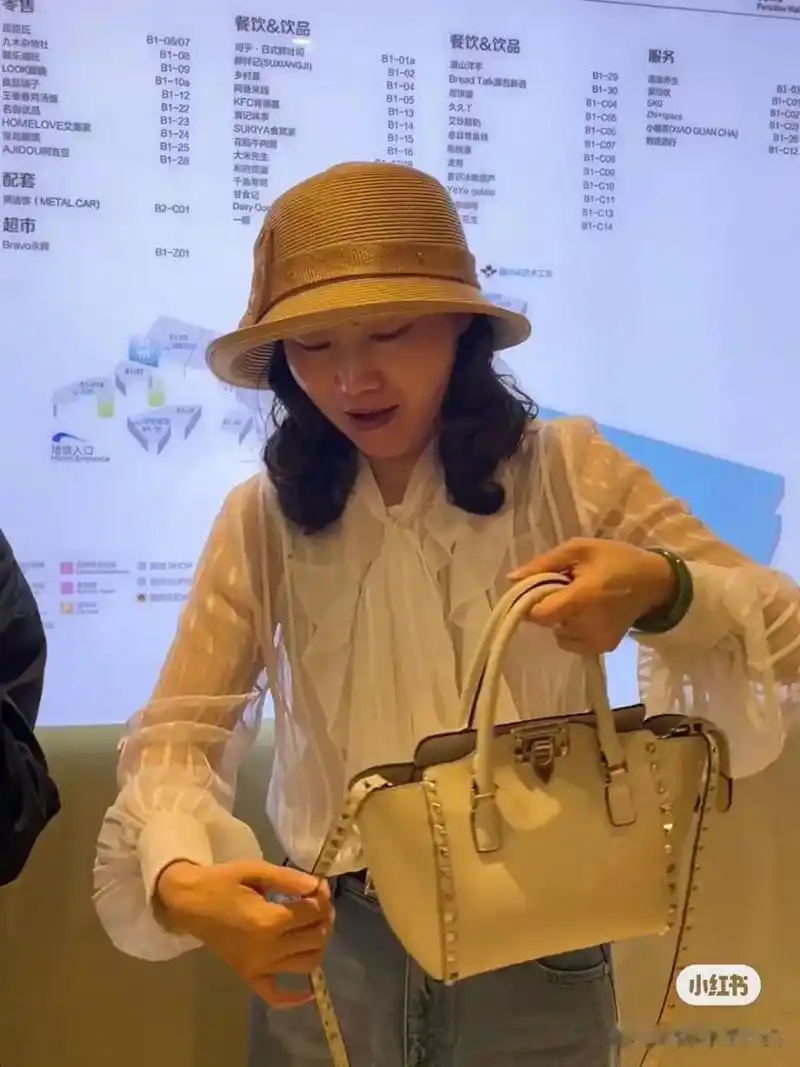 王俊凯妈妈很年轻啊 而且这个神情 感觉在王俊凯脸上见过很多次 好