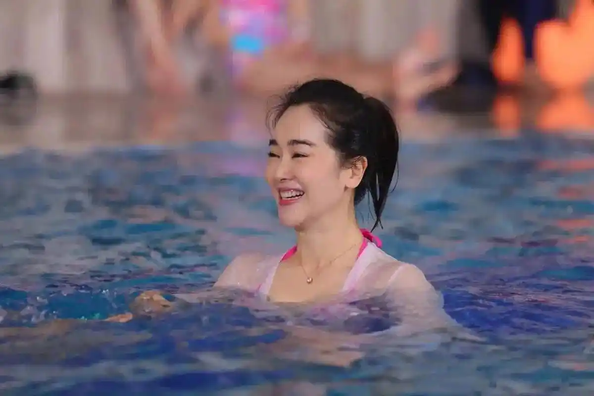 左小青:和富豪离婚后,没时间陪女儿,对不起画家父亲左汉中