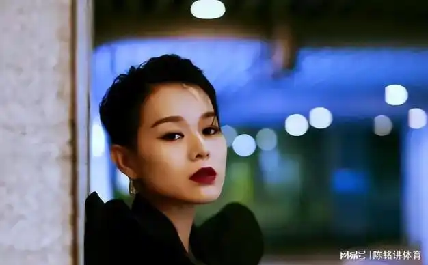 胡杏儿直播美照曝光, 颜值靓丽大长腿吸睛, 哪像生过3个孩子|贾玲|娱