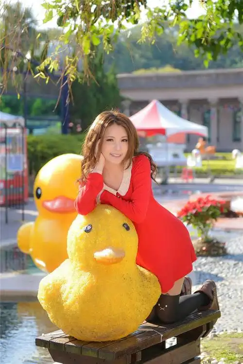 白皙粉嫩性感美女许睿瑜美腿迷人户外写真(九)