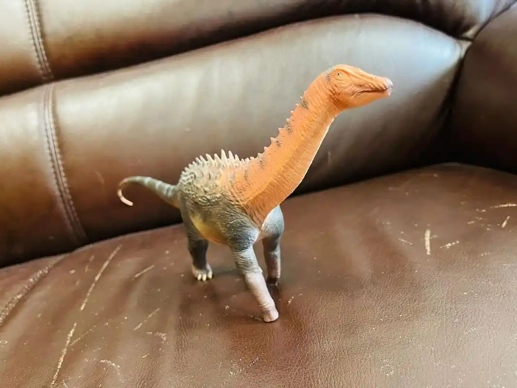 科普# #古生物# #恐龙# #恐龙玩具# #小恐龙# 背上长刺的蜥脚类谁不