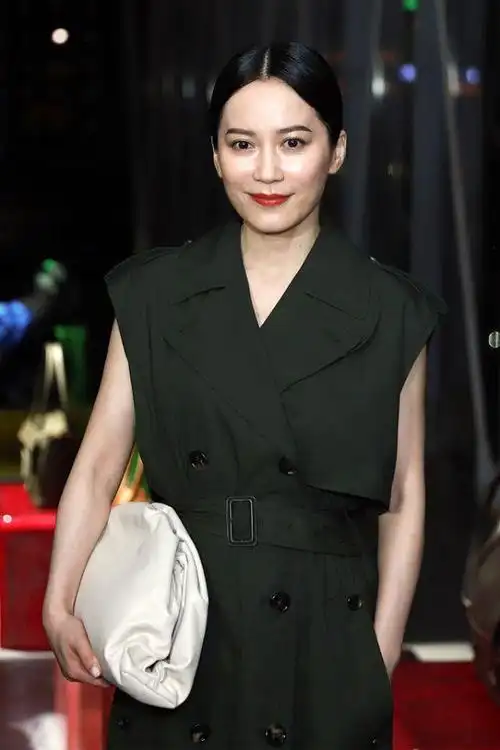 俞飞鸿的身材保持得不错面色毫无老态黑色长裙高级感好强