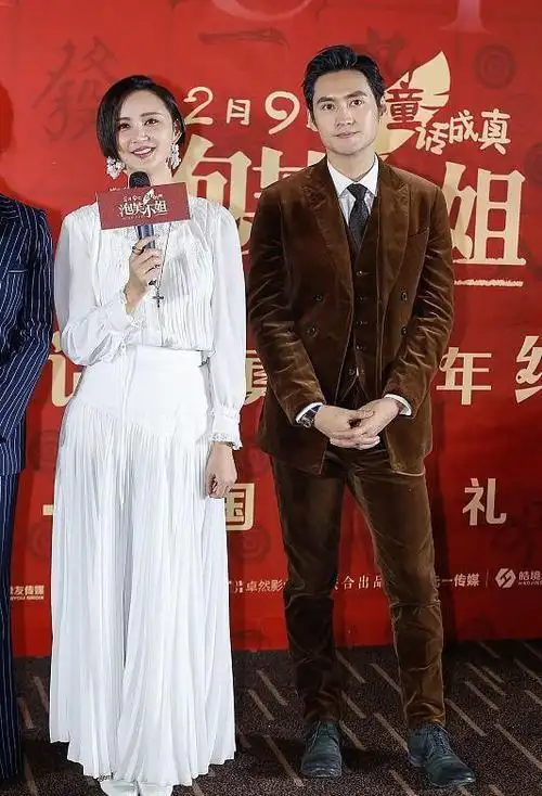 张歆艺与小两岁的老公站一起甜蜜比心好恩爱一袭白裙太优雅