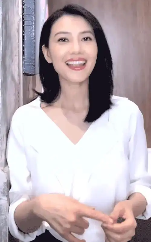 40岁高圆圆产后状态不佳身穿白色衬衫不再清纯脸部也僵硬不少