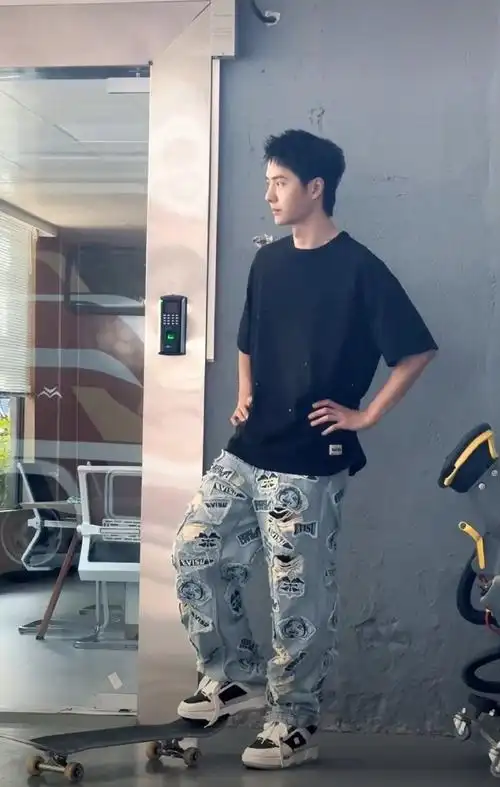 王一博裤子好多logo