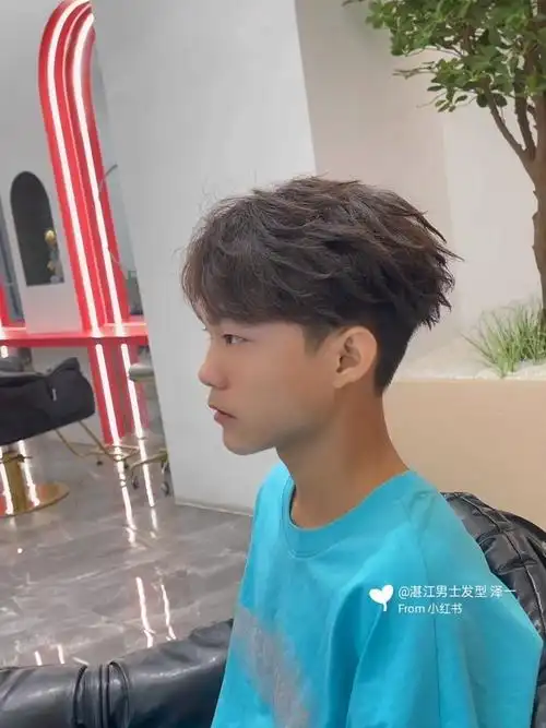 三七分蝴蝶烫hello,大家好,今天给大家分享一款烫发的发型,既好错理