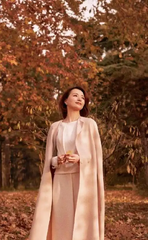 董卿路透照小v衬衫配阔腿裤气场秒杀男艺人鞋子却不太显优雅