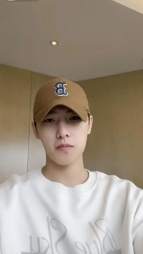 杨洋直播生图宝子们纯素颜状态啊是真的好帅杨洋